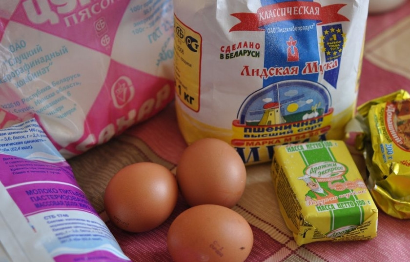 1. Этап. Дрожжевое тесто для булочек: Подготовьте продукты для теста: они должны быть все комнатной температуры.