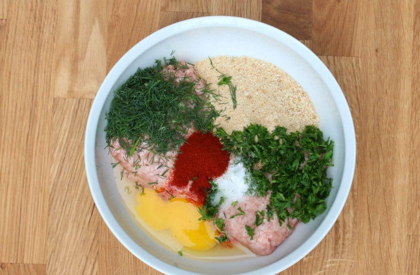 1. Этап. Фрикадельки по-венгерски: 1. В миску выложите фарш, измельченный укроп и петрушку, панировочные сухари, соль и перец по вкусу, 1 ложку паприки.