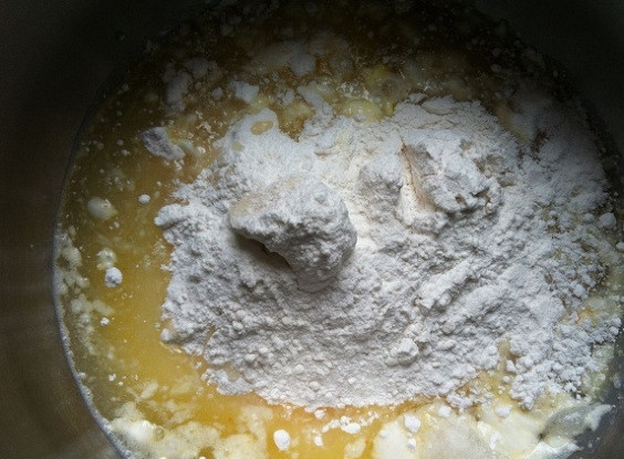 1. Этап. Шоколадные кейк-попсы: 2. Затем добавьте масло, воду и яйцо. Замесите жидкое тесто.