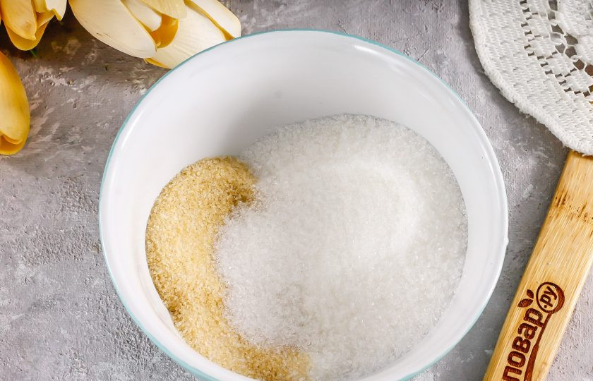 1. Этап. Шоколадный торт с клубничным муссом: В это время залейте желатин и 50 грамм сахара кипятком и перемешайте. Оставьте на 20-25 минут и снова перемешайте.