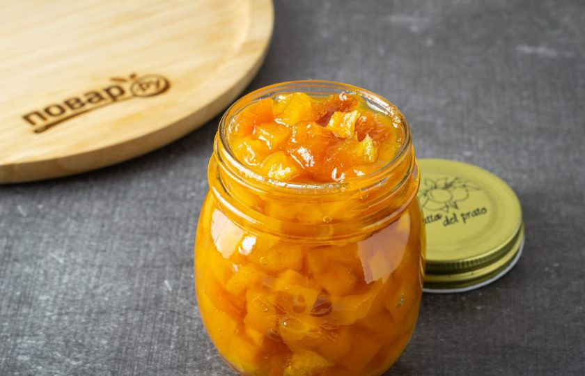 1. Этап. Варенье из тыквы с апельсином и курагой: Переложите горячее варенье в чистую стерилизованную баночку. Закрутите крышку и оставьте так до полного остывания. Потом оно станет немного гуще.