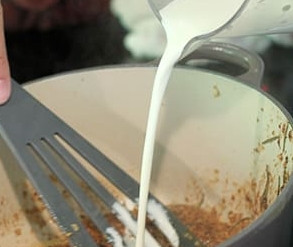 1. Этап. Кролик в горчичном соусе с коньяком: Добавьте в тот же сотейник сливки и хорошенько все перемешайте. Доведите до кипения.