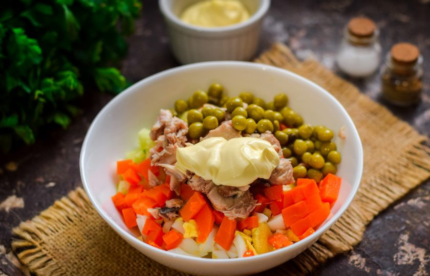 1. Этап. Оливье с горбушей: Соль и перец используйте по вкусу. Перемешайте все и подавайте оливье к столу.