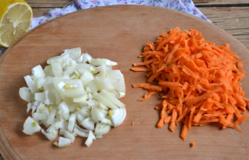 1. Этап. Запеченная скумбрия в фольге с морковью: 3. Морковь натрите на мелкой терке, лук порежьте небольшими кусочками, можно четвертькольцами.