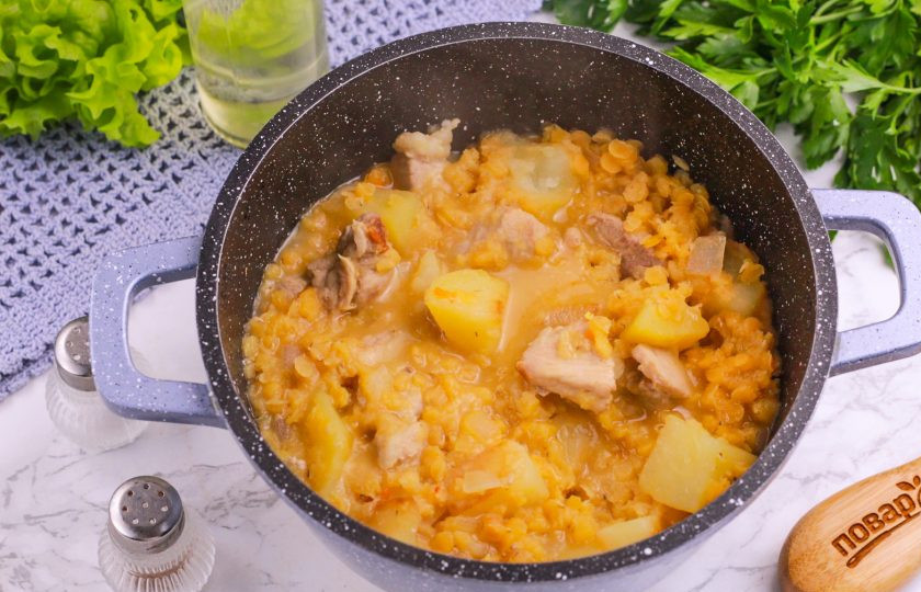 1. Этап. Чечевица с картошкой и мясом: Убавьте нагрев до среднего и проварите все примерно 8-10 минут до мягкости чечевицы. За это время отлично проварится и картофель, и мясо. Не забывайте помешивать все, чтобы не подгорело. Попробуйте блюдо на вкус. По желанию можно вмешать измельченную зелень.