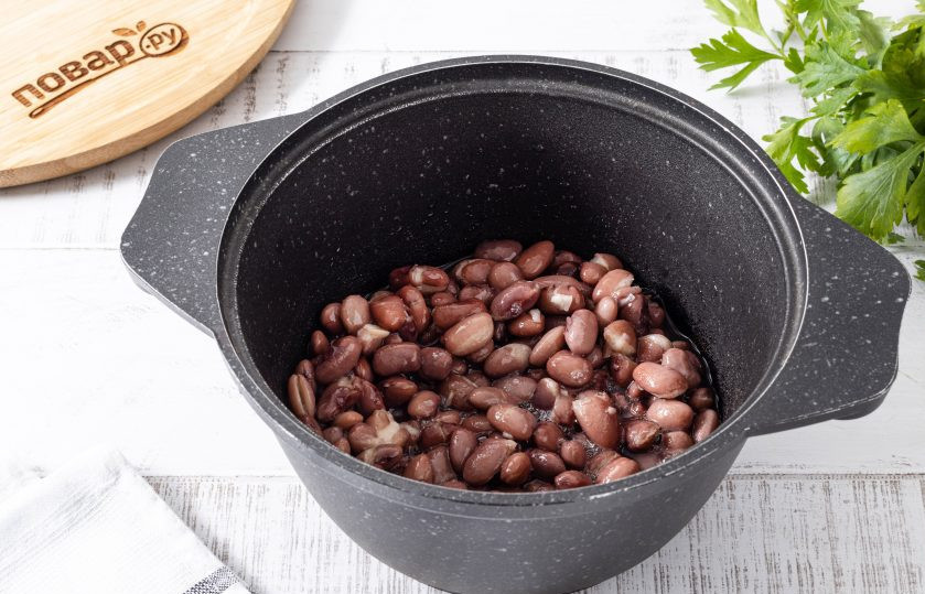 1. Этап. Балканская овощная закуска Тавче гравче: Фасоль варите в кипящей подсоленной воде примерно 1,5 часа до мягкости.