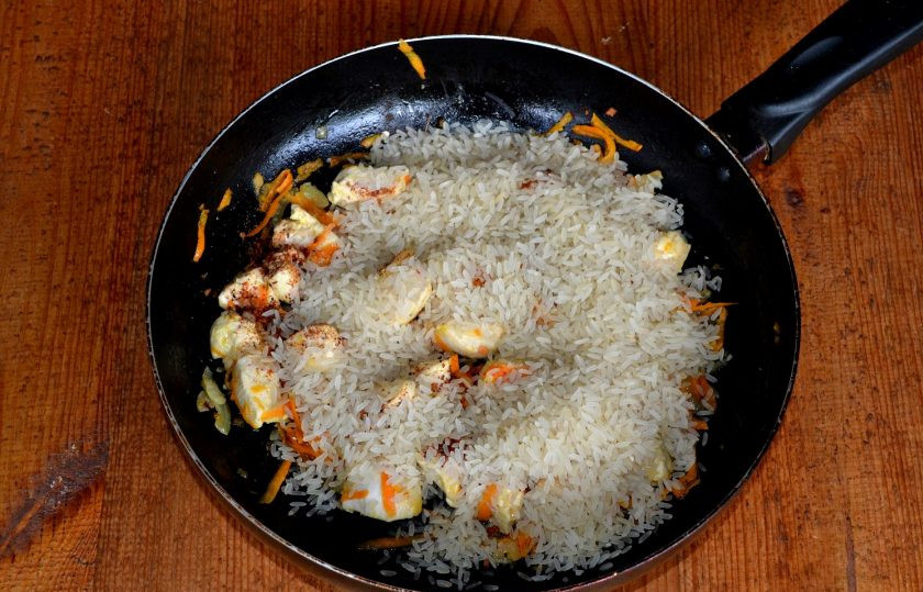 1. Этап. Плов за 30 минут в сковороде: Добавьте рис.