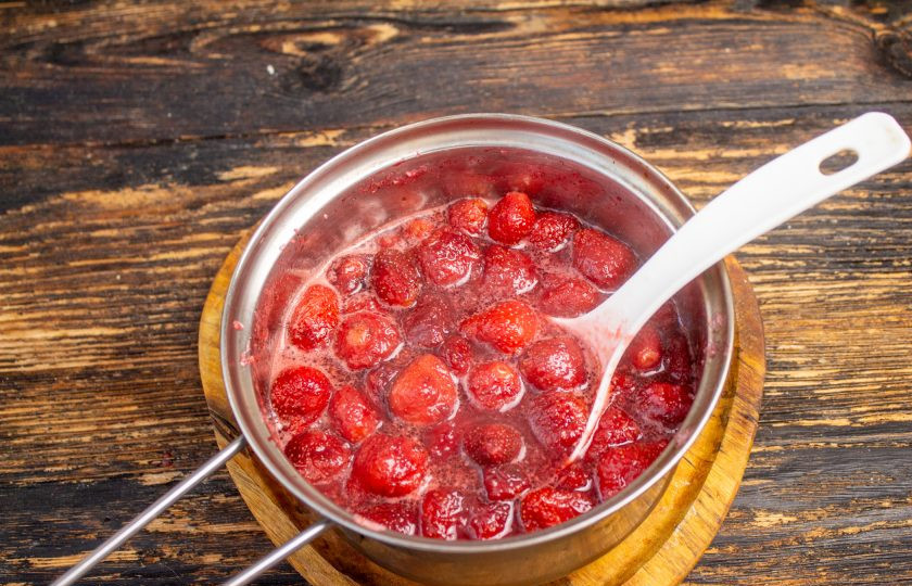 1. Этап. Варенье из клубники с белым шоколадом: Шоколад должен полностью раствориться.