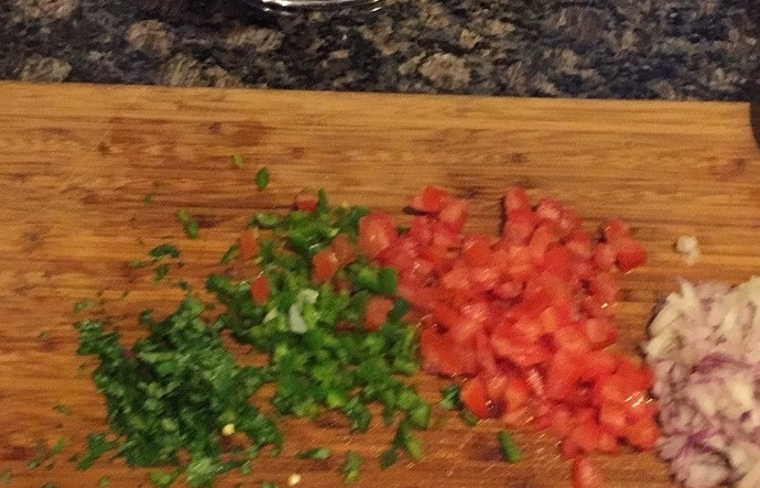 1. Этап. Вкуснейший Гуакамоле: 2. Измельчите зелень, перец, томаты и лук.