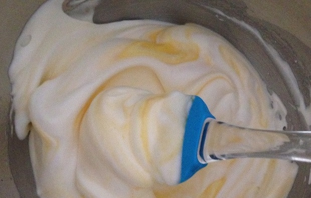 1. Этап. Бисквитный рулет с брусничным суфле: 6. Затем постепенно введите тесто во взбитые с сахаром белки. Хорошенько перемешайте.