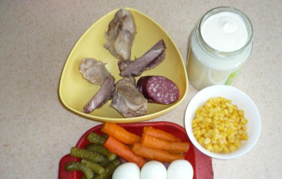 1. Этап. Салат Оливье с копченой колбасой: Картофель и морковь отварите в мундирах до готовности. Яйца сварите вкрутую. Подготовьте остальные ингредиенты.