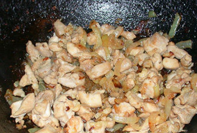 1. Этап. Каннеллони, фаршированные курицей и грибами: Куриное филе, грибы и лук мелко порежьте и обжарьте на растительном масле.