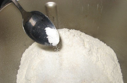 1. Этап. Тесто на баурсаки: 3. Всыпать соль и сахар. Количество последнего может быть немного увеличено при желании, если баурсаки будут подаваться на десерт.