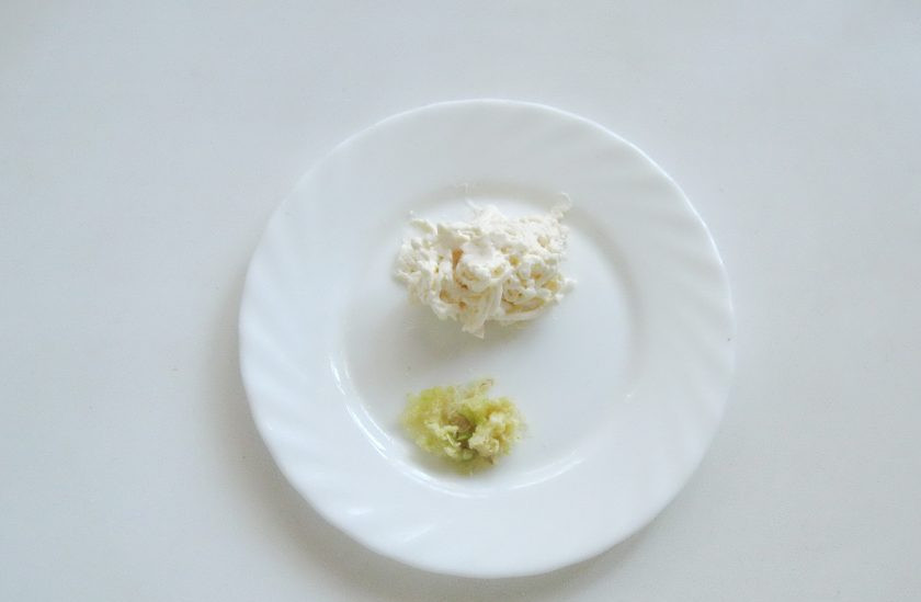 1. Этап. Башенки из кабачков и баклажанов: Плавленый сыр натрите на терке, чеснок измельчите.