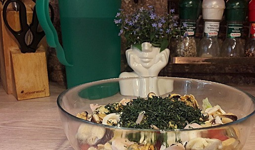 1. Этап. Салат с коктейлем из рассольных морепродуктов: Укроп порезать мелко, добавить в салатник.