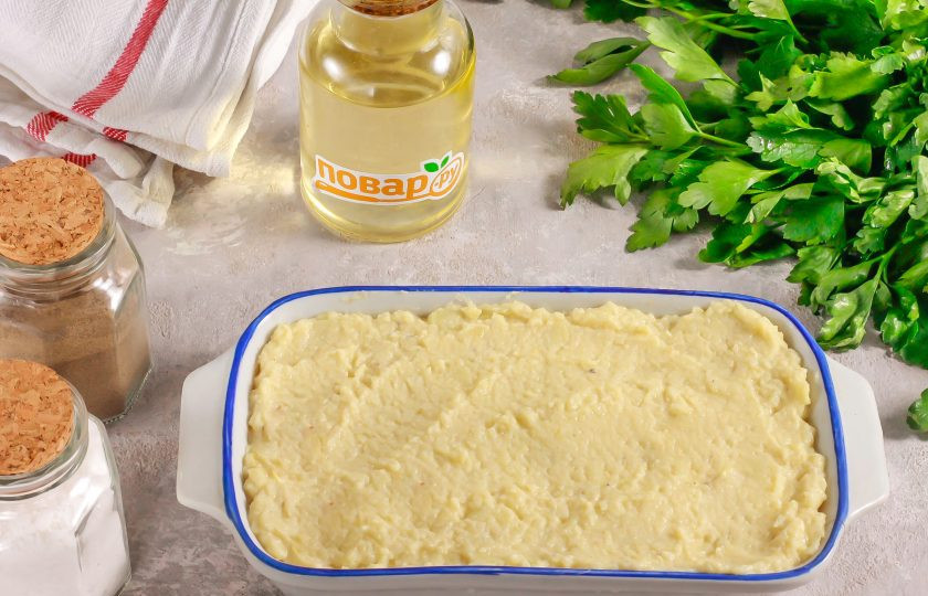 1. Этап. Рыбная запеканка как в детском саду: Смажьте форму для выпекания растительным маслом и выложите в нее рыбную массу. Поместите в духовку и запеките примерно 25-30 минут до готовности в зависимости от величины формы.