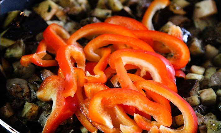 1. Этап. Печень с болгарским перцем: Через минут 7 закидываем перец.