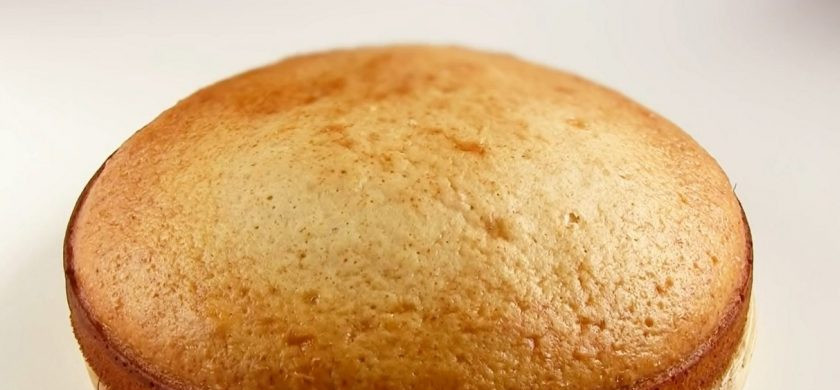 1. Этап. Простой быстрый медовик на кефире: 2. Тесто готово. Дно формы для выпечки диаметром 20 см выстелите пергаментом, обильно смажьте его и бока формы сливочным маслом. Вылейте в форму тесто. Выпекайте в разогретой до 180 градусов духовке 30 минут.