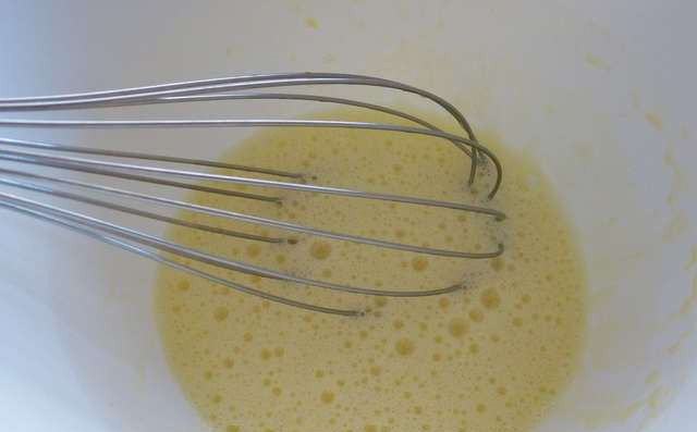 1. Этап. Пирожки с грибами и капустой: Яйца взбиваем с оставшимся сахаром до легкой пены.