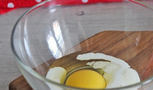 1. Этап. Омлет «На ужин»: Влить молоко.