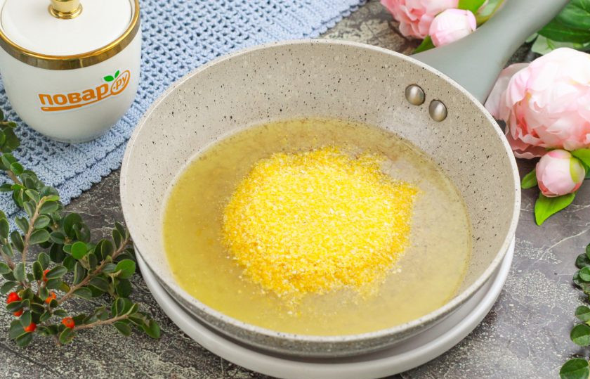 1. Этап. Соус сухарный: Растопите сливочное масло на сковороде и прокалите его примерно 6-10 минут, чтобы выпарилась лишняя жидкость. Всыпьте панировочные сухари и обжарьте их в масле до легкой румяности 2-3 минуты.