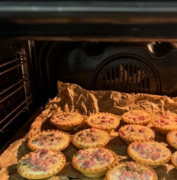 1. Этап. Тарталетки по-новому: Отправляем запекаться в духовку, разогретую до 180 градусов на 20 минут. Если потребуется, можно немного добавить времени до полного приготовления сметанной смеси