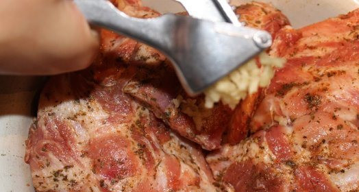 1. Этап. Маринованные свиные ребрышки: 2. Чеснок давим через пресс и опять все перемешаем.