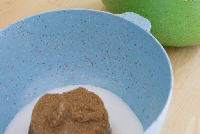 1. Этап. Печенье с шоколадом и морской солью: 1. В миску просейте муку, добавьте к ней соду. В отдельной миске смешайте коричневый и белый сахар.