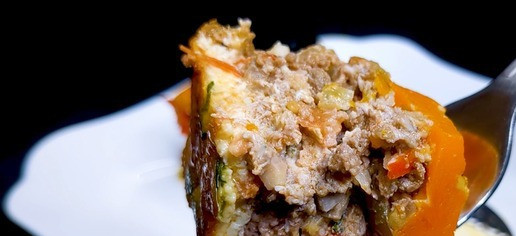 1. Этап. Запеканка из тыквы с мясной начинкой: Готовое блюдо разрежьте на кусочки! Приятного аппетита! В видео для удобства нарезки я переворачиваю форму и аккуратно вынимаю запеканку. Если вы сомневаетесь, что она не развалится, лучше нарезайте порции прямо в форме, чтобы сохранить целостность блюда.