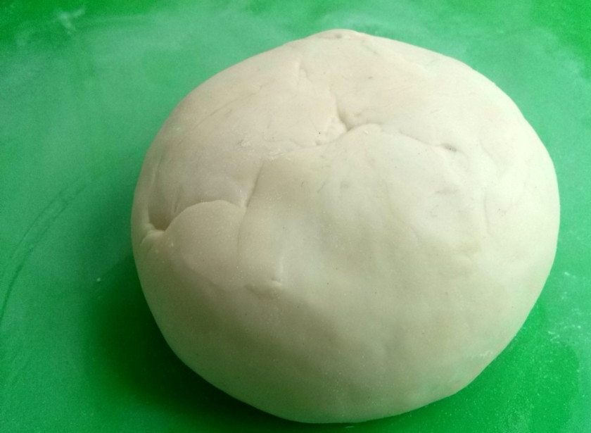 1. Этап. Посикунчики (пирожки): Яйца, сметану, соль и воду перемешайте, добавьте постепенно муку, замесите мягкое тесто. Тесто должно получиться, как на пельмени.