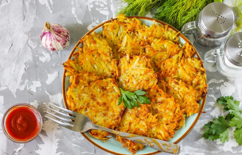 1. Этап. Картофельные драники с морковью: После этого переместите драники на тарелку и подайте к столу с любым соусом. Приятного аппетита!