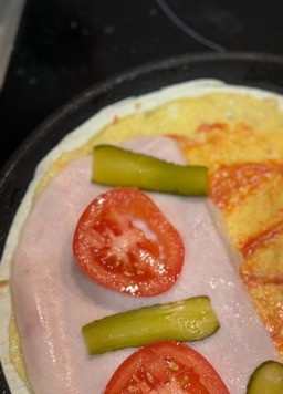 1. Этап. Омлет в лаваше-кругляше: Добавить овощи