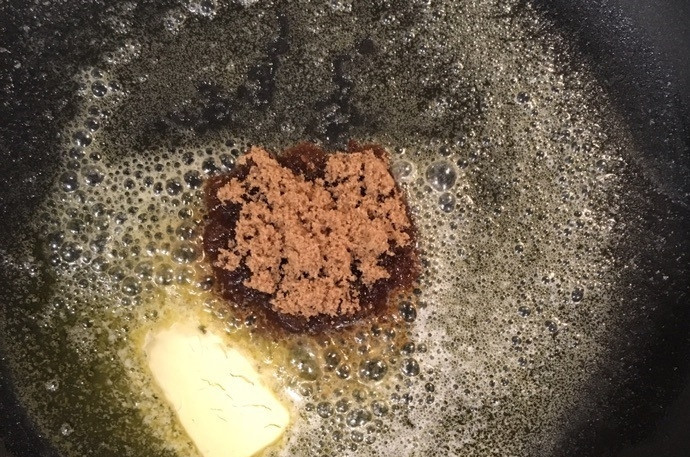 1. Этап. Бри с персиком: 1. В сковороде растопите три столовые ложки сливочного масла, добавьте сахар. Хорошо перемешайте и готовьте до того, как смесь не загустеет.