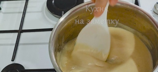 1. Этап. Пряничные медовые грибочки: Мёд, сахар и соль слегка подогреть и размешать до растворения сахара. Добавить соду и подержать на плите еще 1 минуту, постоянно перемешивая.