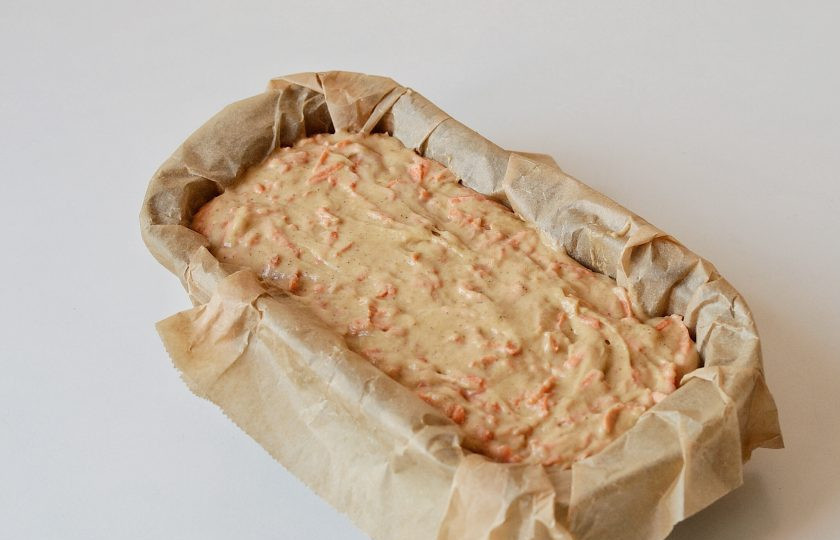 1. Этап. Постный морковный кекс: Разогрейте духовку до 180 градусов. Выстелите форму для выпечки пергаментом, выложите тесто. Выпекайте кекс 30-40 минут.