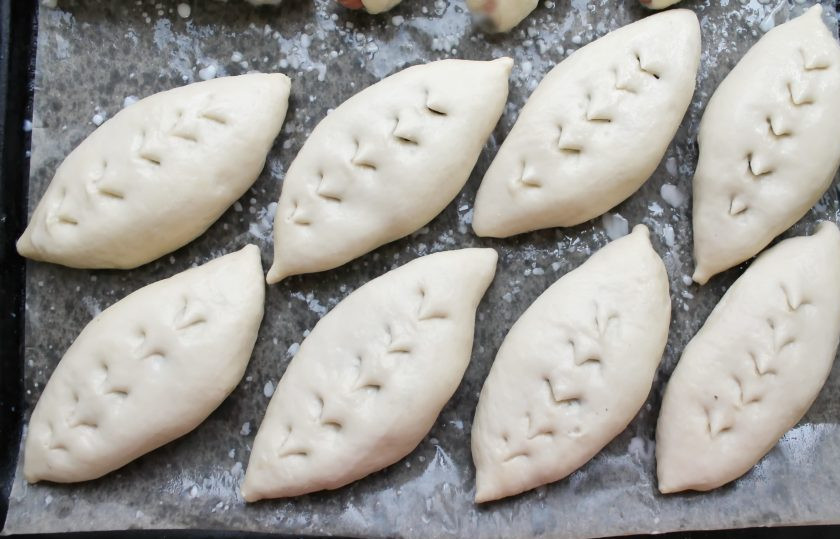 1. Этап. Пирожки с солеными груздями и рисом: Сформируйте пирожки и выложите швом вниз на смазанный растительным маслом противень или пергамент. Накройте и дайте постоять 10-15 минут в теплом месте на расстойке. Смажьте пирожки сверху яйцом и выпекайте в горячей духовке при температуре 180 градусов до готовности. Готовые пирожки достаньте, смажьте растительным маслом сверху, накройте, дайте постоять 5-10 минут и подавайте к столу.