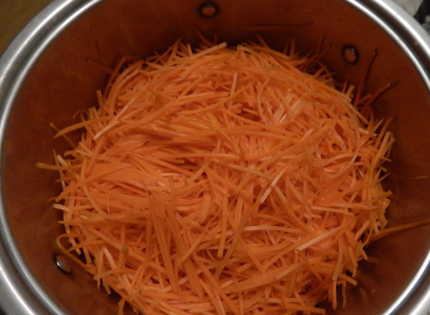 1. Этап. Корейская морковь: 2. Выложите овощи в большую миску или в кастрюлю с крышкой.