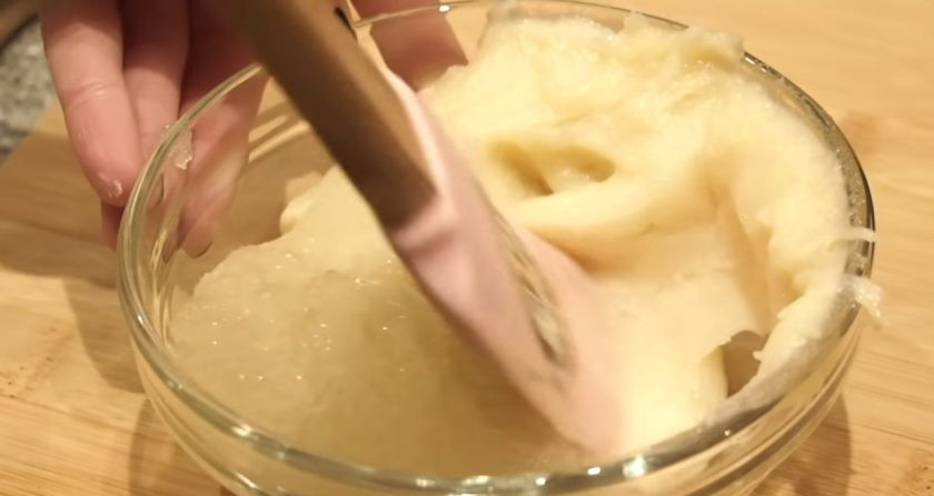 1. Этап. Муссовый торт Рафаэлло: В готовый и еще теплый крем, отправьте 1 чайную ложку набухшего желатина.