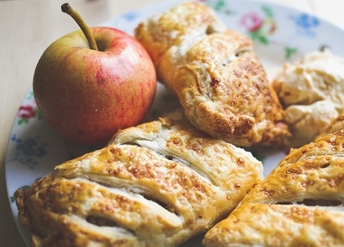 1. Этап. Штрудель яблочный из готового слоеного теста: Подаем теплый штрудель к столу!