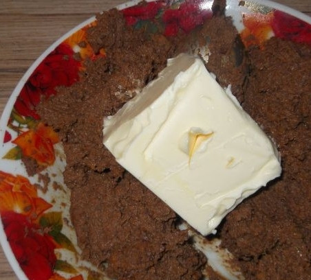 1. Этап. Печеночный паштет домашний: 6. Добавляем сливочное масло и продолжаем взбивать.