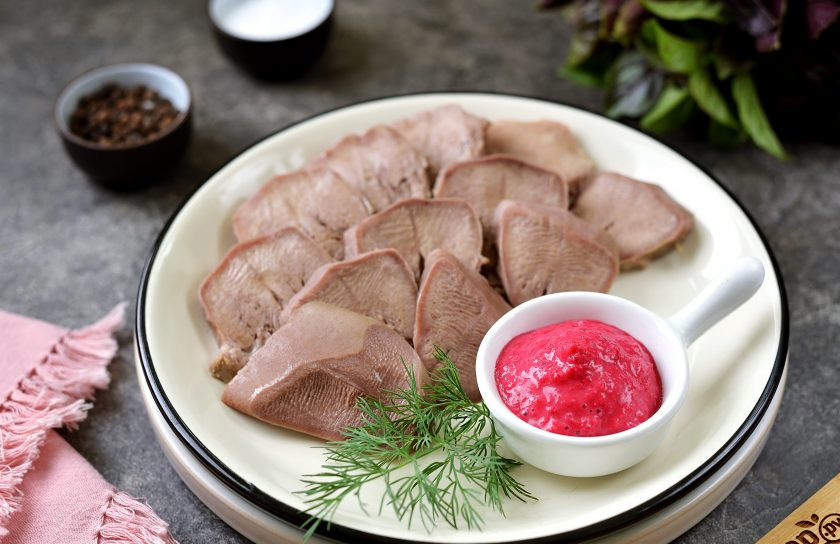 1. Этап. Язык отварной с хреном: Срежьте все лишнее, сам язык нарежьте тонкими ломтиками и выложите на плоскую тарелку. Рядом на тарелку поставьте соусницу с хреном и подавайте к столу. Приятного аппетита!