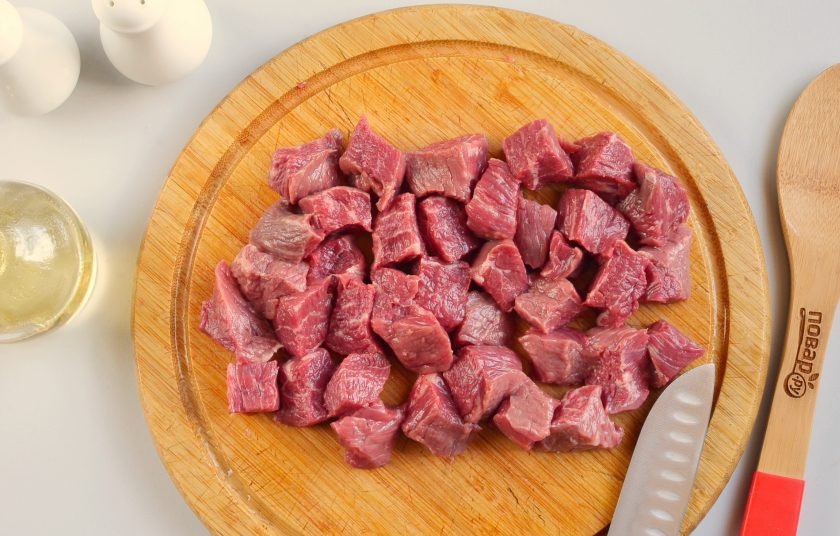 1. Этап. Тушеная телятина с подливкой: Порежьте мясо небольшими кусочками.