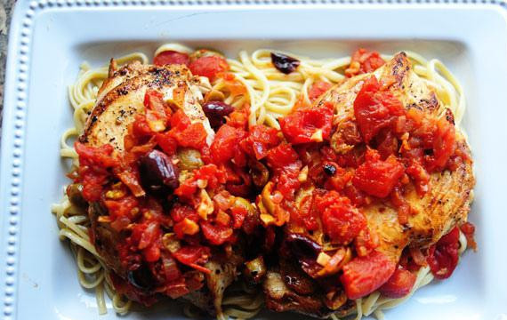 1. Этап. Паста с куриным филе и красным луком: 5. Перемешать приготовленные спагетти с оливковым маслом и выложить на небольшое блюдо. Выложить 3/4 соуса на пасту. Выложить курицу на вершине, затем полить оставшимся соусом. Посыпать тертым сыром и подавать.