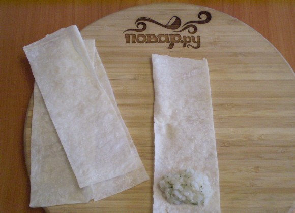1. Этап. Трубочки из лаваша, запеченные в духовке: Нарезаем лаваш небольшими широкими полосками. На край каждой кладем начинку.