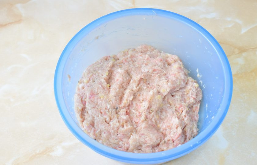 1. Этап. Люля-кебаб из свинины и курицы: Все ингредиенты тщательно перемешайте. Отбейте мясную массу о дно чаши, чтобы сделать её плотнее. Это необходимо для того, чтобы в готовом изделии фарш лучше сохранял форму и не разваливался при запекании.