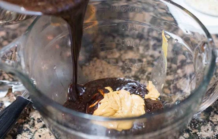 1. Этап. Печенье без выпечки: 2. В миску выложите арахисовое масло, ваниль и щепотку соли, влейте содержимое кастрюли и перемешайте.