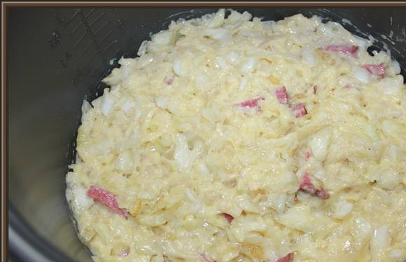 1. Этап. Шарлотка с капустой в мультиварке: Смешайте тесто с начинкой и переместите в чашу мультиварки. Выпекать 65 минут в режиме 