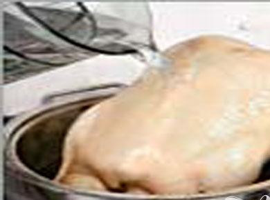 1. Этап. Утка хрустящая с сыром: 1. Промываем утку, обсушиваем. Аккуратно удаляем оставшиеся перышки. Крупные кусочки жира так же удаляем. Вскипятим воды, утку помещаем в сито (можно в раковину), и поливаем кипятком, медленно, около минуты. Затем минут 30 даем ей обсохнуть. Затем снова обработаем ее кипятком. Натираем солью, минут на 30 оставляем.