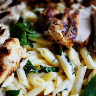 Курица гриль с сыром и макаронами