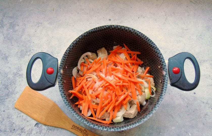 1. Этап. Индейка диетическая: Посолите по вкусу, перемешайте.